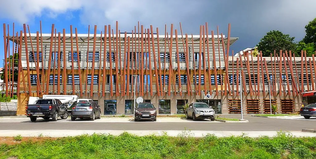 Brise Soleil Tons Bois &#038; Garde Corps – Bureaux Jarry – Couleurs d'architecture