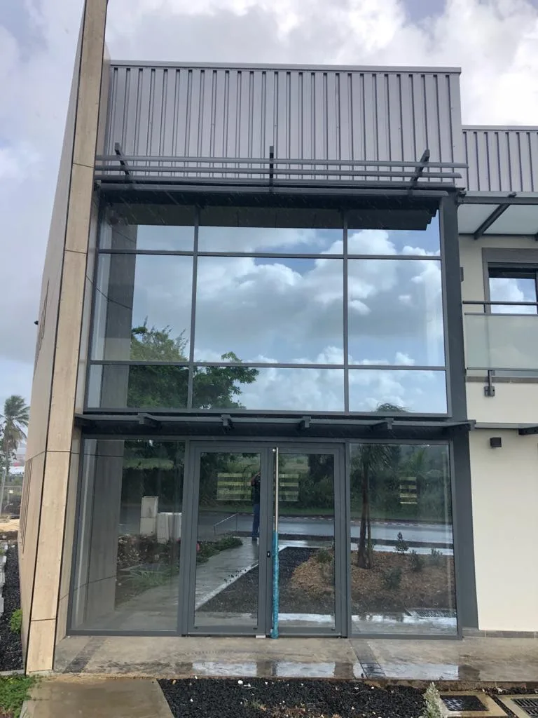 Porte ventilée, Brise Soleil, Garde Corps, Marquise autoportante, Mur rideau FW 50 – Bureaux – Dothemare– GB Architecture