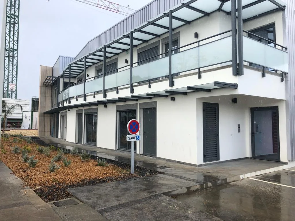 Porte ventilée, Brise Soleil, Garde Corps, Marquise autoportante, Mur rideau FW 50 – Bureaux – Dothemare– GB Architecture